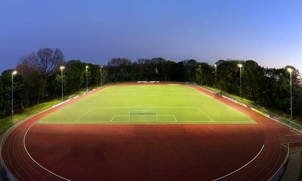 Sportplatz am Abend