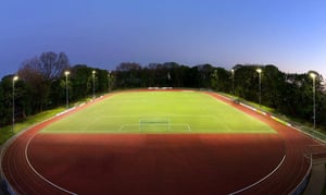 Sportplatz am Abend